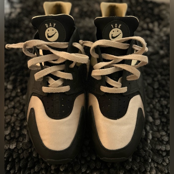 black and gold huraches